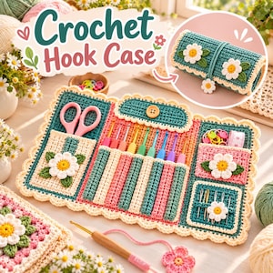 Könnte beinhalten: Ein Häkelnadel-Etui in Blaugrün und Creme mit gewelltem Rand, Blumenapplikationen und mehreren Fächern. Es enthält bunte Häkelnadeln, eine rosa Schere, Nadeln und Maschenmarkierer. Das Etui verfügt über einen Knopfverschluss und eine Rollversion.