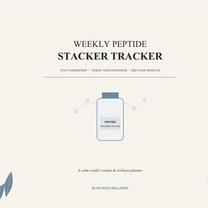 Könnte beinhalten: Ein wöchentlicher Peptid-Stacker-Tracker-Planer mit cremefarbenem Hintergrund. Der Text lautet WEEKLY PEPTIDE STACKER TRACKER, STAY CONSISTENT, TRACK YOUR PROGRESS, SEE YOUR RESULTS, PEPTIDE WELLNESS ROUTINE, A calm weekly routine & wellness planner, BLUE NOVA WELLNESS. Ein blaues Flaschensymbol und Liniendiagramme sind zentriert.