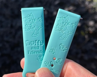 Disney Duffy and Friends Gelatoni Katze Laser gravierte Silikon Fitbit Versa, Fitbit Charge, Fitbit Sense Armband, Google Pixel Armband