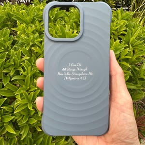 Benutzerdefinierte Bibel Vers iPhone Case, ausgezeichneter Schutz Silikon iPhone Cover mit MegSafe 8 Farben erhältlich. Personalisierte iPhone Pro Max Hülle