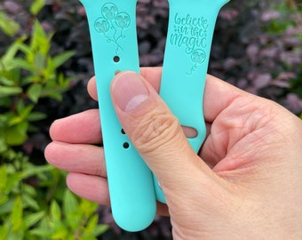 "Gravierte Micky Ballons Silikonarmband für Fitbit, Disney Park ""Armband""."