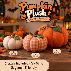 Puede incluir: Un patrón de costura Pumpkin Plush con tres calabazas de tela en tamaños pequeño, mediano y grande. La pequeña es blanca, la mediana es de cuadros naranjas y la grande es naranja sólido. Cada una tiene un tallo marrón y una hoja verde.