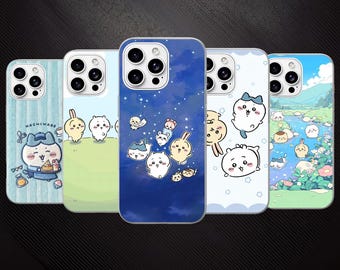 以下が含まれることがあります： 漫画のキャラクターが描かれた5つのスマートフォンケース。1つ目は青いストライプの背景にトレイを持ったキャラクター、2つ目は緑の野原にいるキャラクター、3つ目は濃い青の星空のシーン、4つ目は白い背景にキャラクターが散りばめられたデザイン、5つ目は川の風景が描かれています。