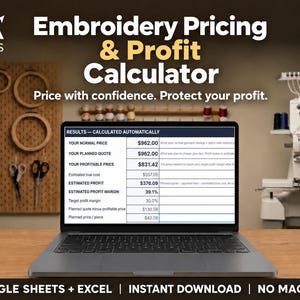 Puede incluir: Un ordenador portátil que muestra el software Laneta Tools Embroidery Pricing & Profit Calculator. La pantalla presenta una tabla con resultados financieros calculados, incluyendo márgenes de beneficio. Al fondo, bastidores y una máquina.