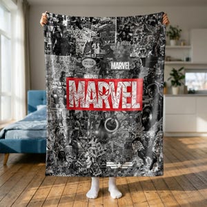 Koc z motywem bohaterów Marvela, polarowy koc z kolażem komiksowym, koc dla fanów Avengersów, prezent dla fanów superbohaterów, wystrój pokoju Marvela, przytulny koc dla fanów komiksów