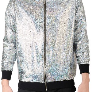 K&ouml;nnte beinhalten: Eine silberne, irisierende Bomberjacke mit schwarzem Rei&szlig;verschluss und schwarzen Rippstrickb&uuml;ndchen.