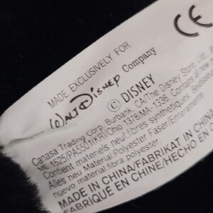 K&ouml;nnte beinhalten: Ein wei&szlig;es Etikett mit schwarzem Text, der "Made Exclusively for Walt Disney Company &copy; Disney" und "Canasa Trading Corp. Burbank, CA/The Disney Store, Ltd. ME 1525/PA5501(KR)/Ohio 1378/MA-1336. Contains all new materials neuf fibres synthetiques Beidisseu Alles neu Material: Polyester Faser/Enteramente nuevo material fibra polyester. Made in China/Fabrikant in China Fabrique en Chine/Hecho en C" lautet, mit einem CE-Zeichen.