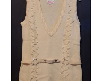 Suéter vintage de talle bajo Tarni color crema, blanco hueso, con cinturón, cuello en V y sin mangas.