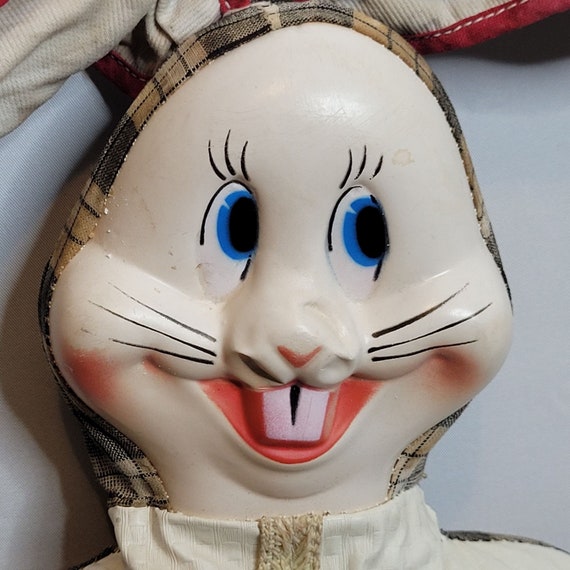 ヴィンテージMCMのぬいぐるみウサギのプラスチック製の顔に変色と汚れ