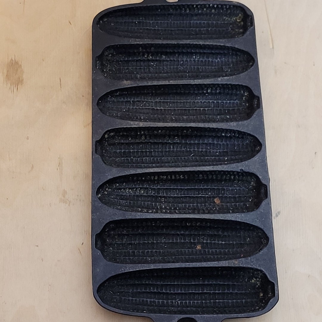 Vintage Cornbread Pan Cast Iron Made in USA Makes 7 Corn Shaped Loaves