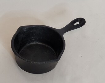Vintage Cast Iron Skillet Miniature Small Toy Size Unused 6 Inches from Handle To Edge of Pan