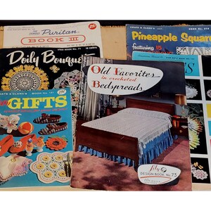 Op de afbeelding: Een verzameling vintage haakpatronenboeken. De boeken bevatten een verscheidenheid aan projecten, waaronder kantklosjes, bedspreien en cadeaus. De omslagen van de boeken zijn kleurrijk en bevatten illustraties van de voltooide projecten.