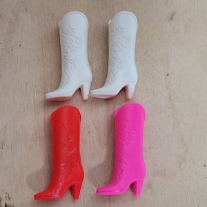Vintage Barbie Boot Lot 1 Paar Weiß 2 Singles Pink Rot 80er Jahre Retro Kunststoff