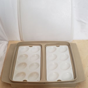 Vintage Tupperware Deviled Eierschale mit Deckel 723 2 Tan 2 Herausnehmbare Einsätze