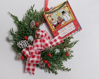 手作りのミニチュアクリスマスリースオーナメント、松ぼっくりと赤い