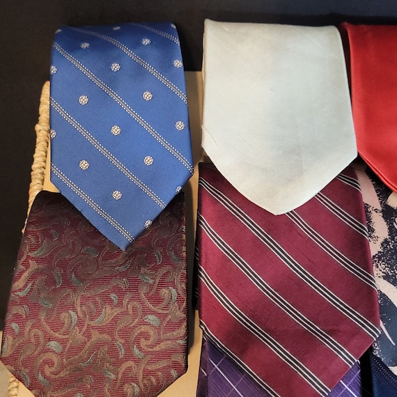 Lot De 14 Cravates Vintage De Diverses Couleurs Et Modèles - Occasion Très Bon État
