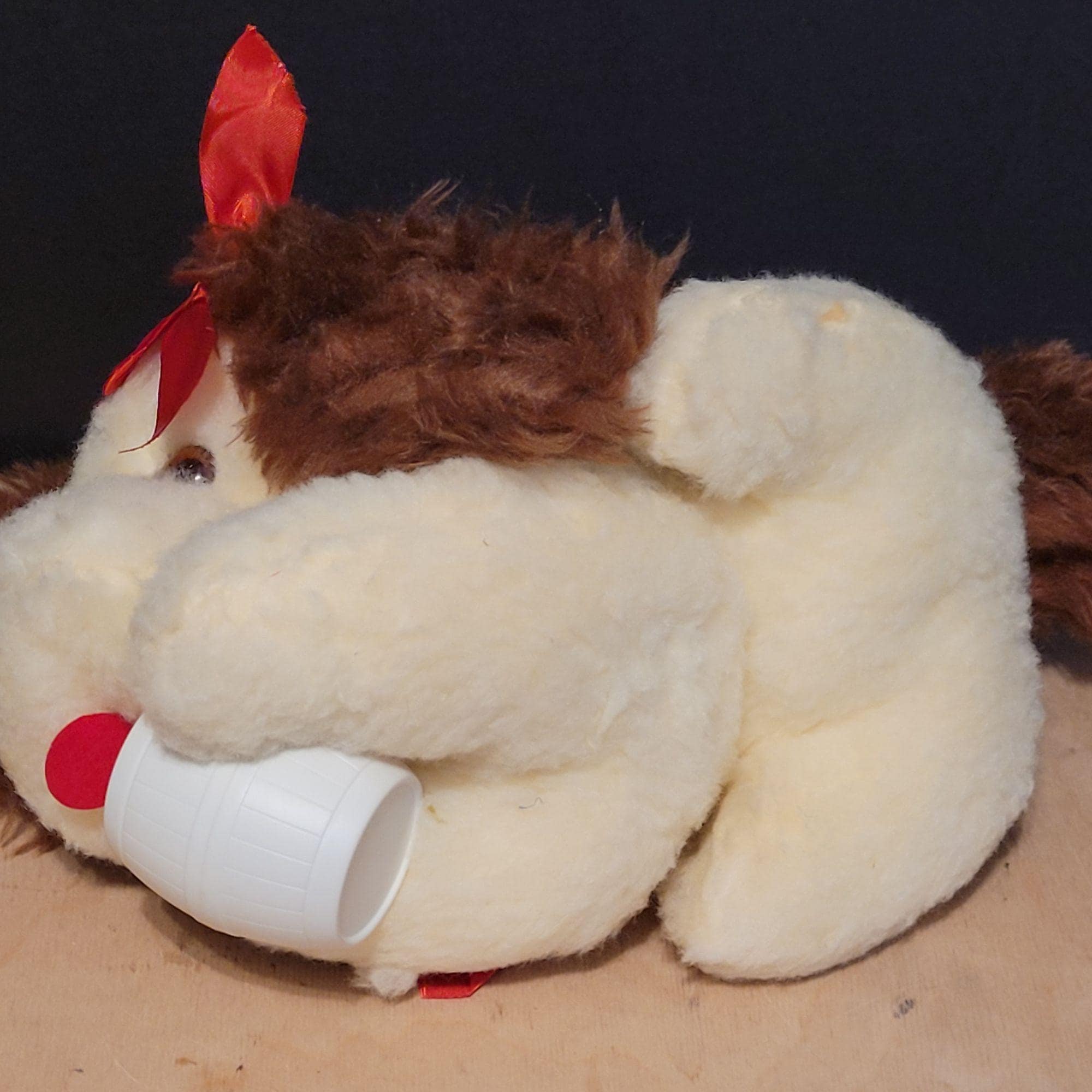 ヴィンテージ80年代のぬいぐるみ犬用おもちゃ、プラスチックバレル