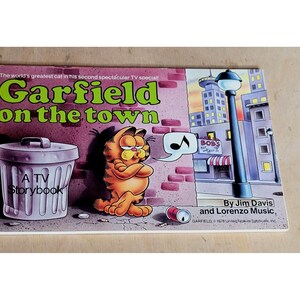 Garfield on the Town Jim Davis Ballantine Books 1983 Paperback Comic Strip