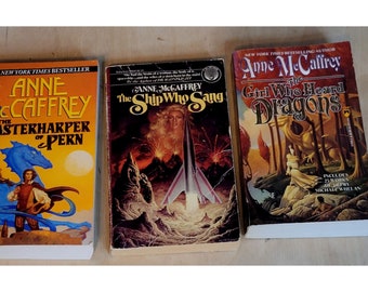 Lote de 3 libros vintage de Anne McCaffrey, edición de bolsillo, años 70-90. Presentan desgaste por uso.