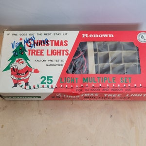Puede incluir: Una caja roja y verde con un borde blanco contiene un juego de 25 luces de árbol de Navidad. La caja tiene el texto "Renown" en letras blancas sobre un fondo rojo. La caja también tiene el texto "25 Light Multiple Set" en letras blancas sobre un fondo rojo. La caja tiene el texto "Christmas Tree Light 25 Light Multiple Set" en letras blancas sobre un fondo verde.