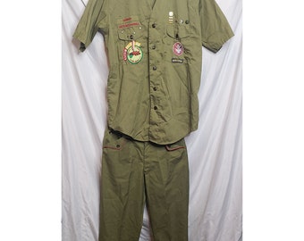 Uniforme vintage de Boy Scouts de los años 70, estilo Eagle Scout: camisa sin cuello, pantalones, parches e insignias.