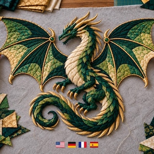 Könnte beinhalten: Eine gesteppte Stoffdrachen-Applikation mit geschichteten Schuppen in Waldgrün, Oliv und Creme. Der Drache hat große, ausgebreitete Flügel mit goldfarbenen Rändern, einen langen, geringelten Schwanz und spitze goldene Krallen auf einer grauen Filzunterlage.