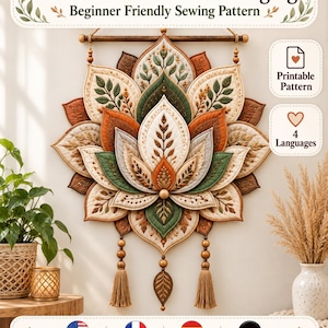 Pode incluir: Um padrão de costura para tapeçaria de parede com mandala de lótus, apresentando pétalas de tecido em camadas em tons de creme, verde sálvia e laranja queimado. O design inclui motivos de folhas acolchoadas, contas de madeira e borlas.