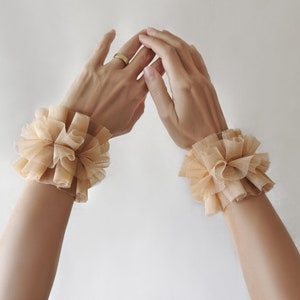 Beige Tutu Rüschen Manschetten für die Braut, Renaissance Manschetten Handschuhe, Handgefertigte Braut Manschetten, Renaissance Kostüm, Hochzeit Manschetten, Arm Manschetten