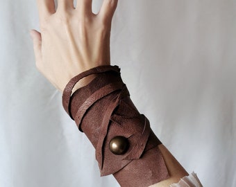 Leather Armor Cuff in Brown, Arm cuff Medieval Cosplay, Buttoned Warrior Wrist Cuff for Renaissance Fair, Medieval Festival Historical Gift