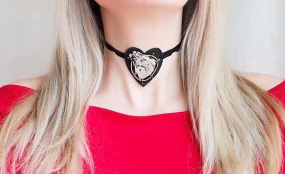 Queen store choker necklace