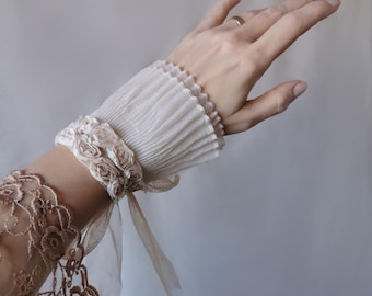 Bride Ruff Cuff in Ecru Beige Roses Wrist Cuff Vintage Wedding Arm Cuff Victorian Bridal Party Gift Maids of Honor Prop Wedding Bride Gift