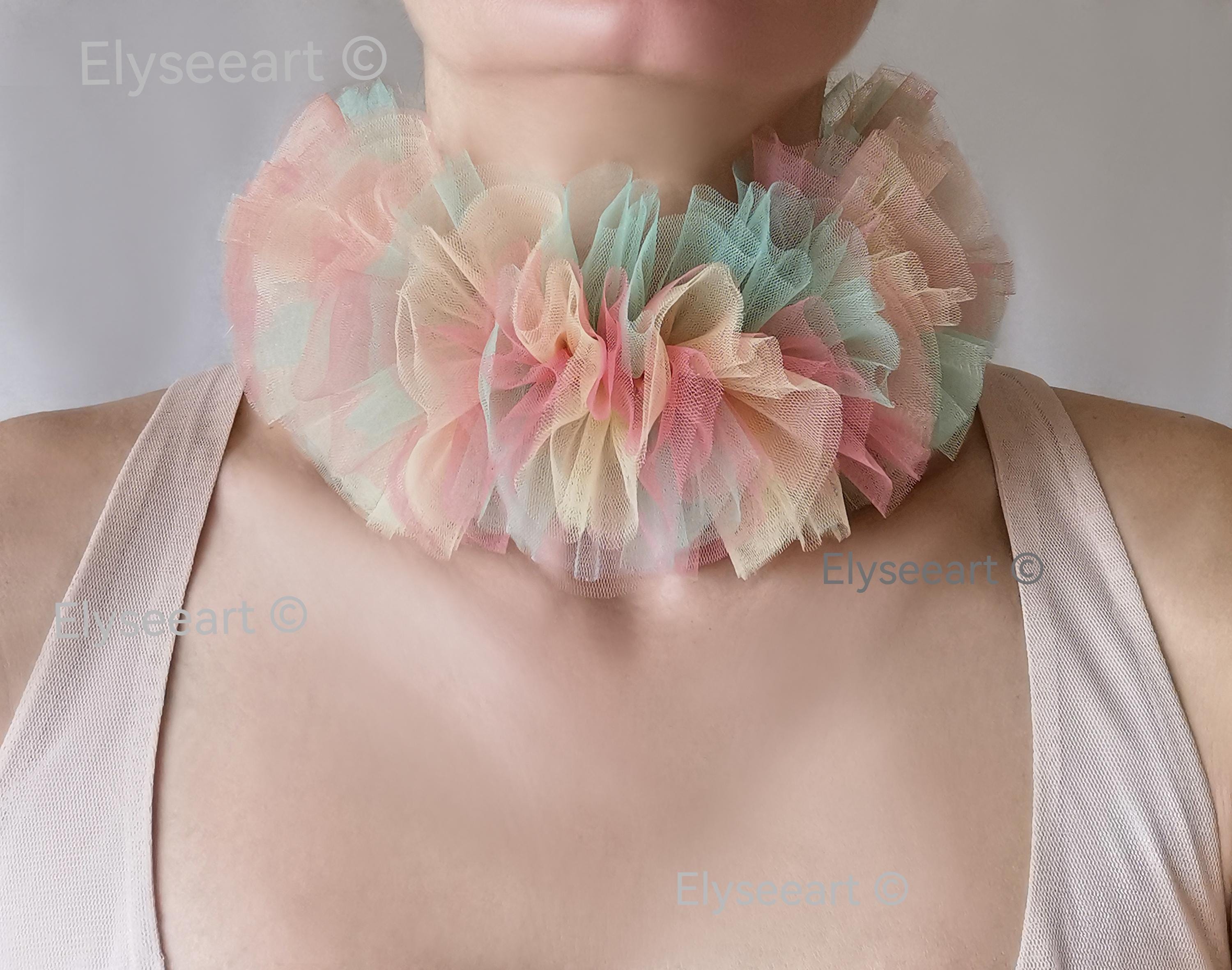 Longue robe de communion en tulle manches 3/4 corsage brodé col rond