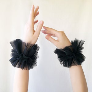 Clown circus costume tulle cuffs in black, Renaissance Elizabethan ruffle cuffs bracelets, frilly harlequin cuff by Elyseeart.

♥ Materials: hand sewn layered tulle, the tulle is very soft and comfy on skin. Easy to fit to your wrists with ties.