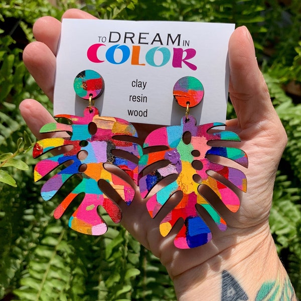 Pendientes de madera pintados a mano con forma de hoja: Pendientes colgantes multicolores llamativos