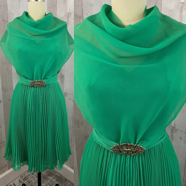 Années 1960 vintage Chiffon Overlay Vert Émeraude A-line Accordéon Plis w/Gold Belt Buckle Petit