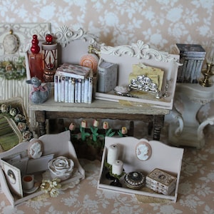 Scaffale shabby romantico in miniatura per casa delle bambole con oggetti