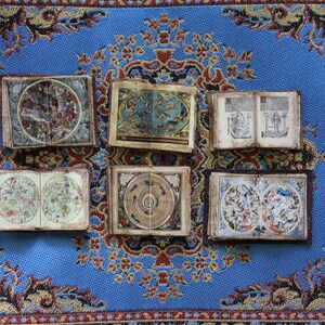 Puppenhaus Miniatur Astrologie offenes Buch