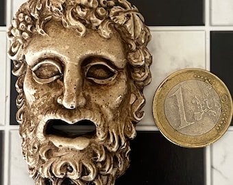 Riproduzione in miniatura di un antico bassorilievo greco per casa delle bambole e diorama