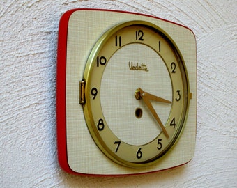 Horloge murale vintage VEDETTE Formica beige et rouge des années 1950 - Parfait état de fonctionnement - Diamant du milieu du siècle - Décoration du milieu du siècle