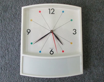 Horloge murale blanche du milieu du siècle - Cadran multicolore - État neuf - Horloge atomique vintage