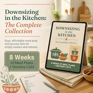 Könnte beinhalten: Ein digitales Tablet mit dem Titel Downsizing in the Kitchen: The Complete Collection und Illustrationen von Küchenutensilien. Daneben liegt ein Notizblock mit einer handschriftlichen Einkaufsliste und einem Stift, inklusive Text zu 8 Wochen Essensplänen.