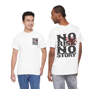Könnte beinhalten: Ein weißes kurzärmeliges T-Shirt mit einer kleinen schwarzen Grafik auf der linken Brust und einer großen Version derselben Grafik auf der Rückseite. Das Design zeigt den Text NO RISK NO STORY in fetter Schrift mit einem roten Farbspritzer.
