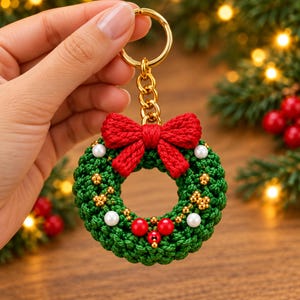 Crochet Christmas Wreath Keychain Pattern, Festive Holiday Bag Charm (PDF)