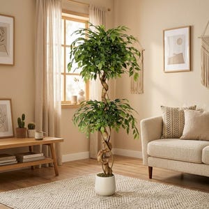 Op de afbeelding: Een hoge kunstmatige ficusboom met twee afzonderlijke, ronde lagen van weelderige groene bladeren. De stam bestaat uit meerdere verstrengelde, lichtbruine houten stengels die omhoog draaien vanuit een eenvoudige, witte, cilindrische pot.