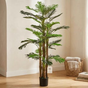 Pode incluir: Uma palmeira artificial alta com múltiplos troncos castanhos texturizados e folhas plumosas de um verde vibrante. A planta está num vaso cilíndrico preto simples e apresenta uma pequena etiqueta retangular branca com um ícone de palmeira.
