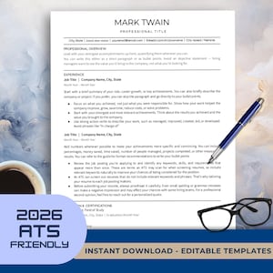 Puede incluir: Una plantilla de currículum profesional con el nombre Mark Twain, un bolígrafo azul y plateado, y gafas de montura negra. El documento incluye secciones para perfil profesional, experiencia y educación, con el texto 2026 ATS FRIENDLY.