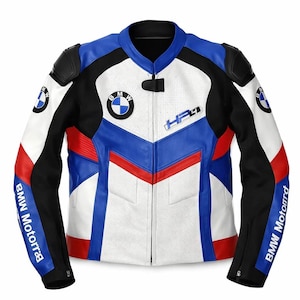 Puede incluir: Una chaqueta de moto de cuero en blanco, azul, negro y rojo. El frente presenta el logotipo de BMW y el texto HP4. Las mangas muestran la marca BMW Motorrad. El diseño incluye un cuello mao, una cremallera central y paneles perforados.