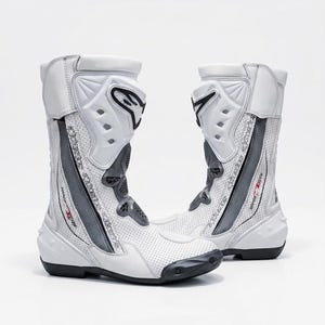Botas de moto Alpinestars, de cuero blanco, para motos deportivas y de pista.