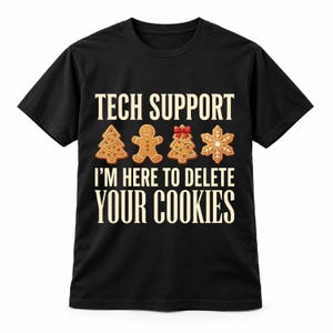 Könnte beinhalten: Ein schwarzes Kurzarm-T-Shirt mit dem Text TECH SUPPORT I'M HERE TO DELETE YOUR COOKIES in cremefarbener Schrift. Zwischen den Textzeilen befinden sich vier Lebkuchen-Symbole: ein Weihnachtsbaum, ein Lebkuchenmännchen, ein Baum mit roter Schleife und eine Schneeflocke.