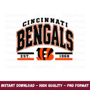Peut inclure: Un design graphique affichant le texte CINCINNATI BENGALS en noir avec des contours orange. Sous le texte se trouve un grand logo B rayé orange et noir, encadré par le texte EST. à gauche et 1968 à droite, le tout sur un fond blanc.